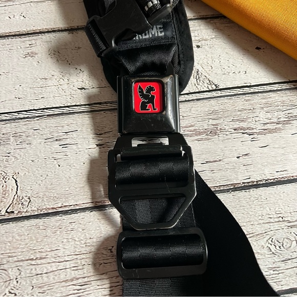 Limited Edition Chrome Mini Metro Messenger Bag - Picture 14 of 17